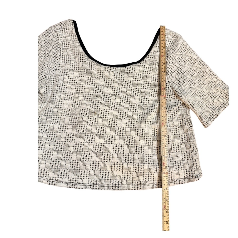 Mona B Textured Crop Top Black White Geometric Pattern Short Sleeve Scoop Neck S - Picture 8 of 9